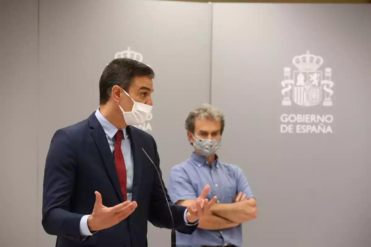Pedro Sánchez y Fernando Simón en el Centro de Coordinación de Alertas y Emergencias Sanitarias el 17 de junio del 2020