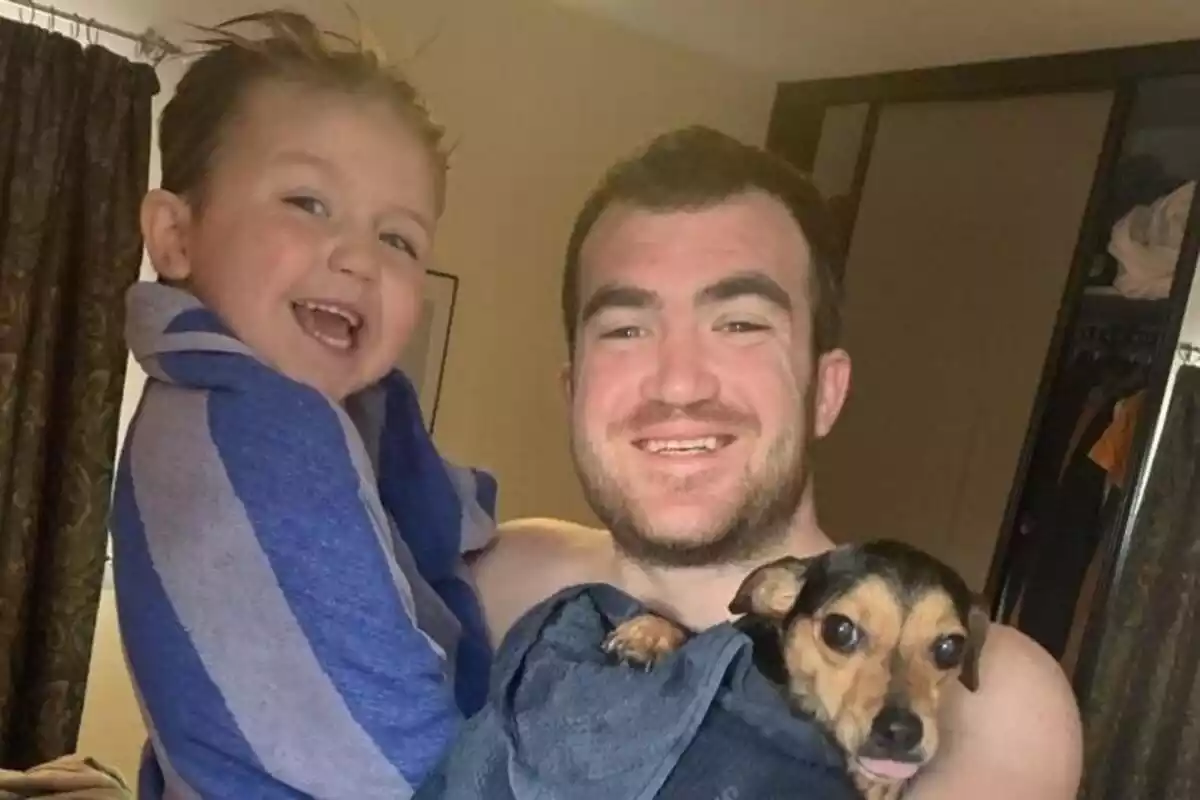 Ross McCarthy con su hijo Charlie y su perro Bertie