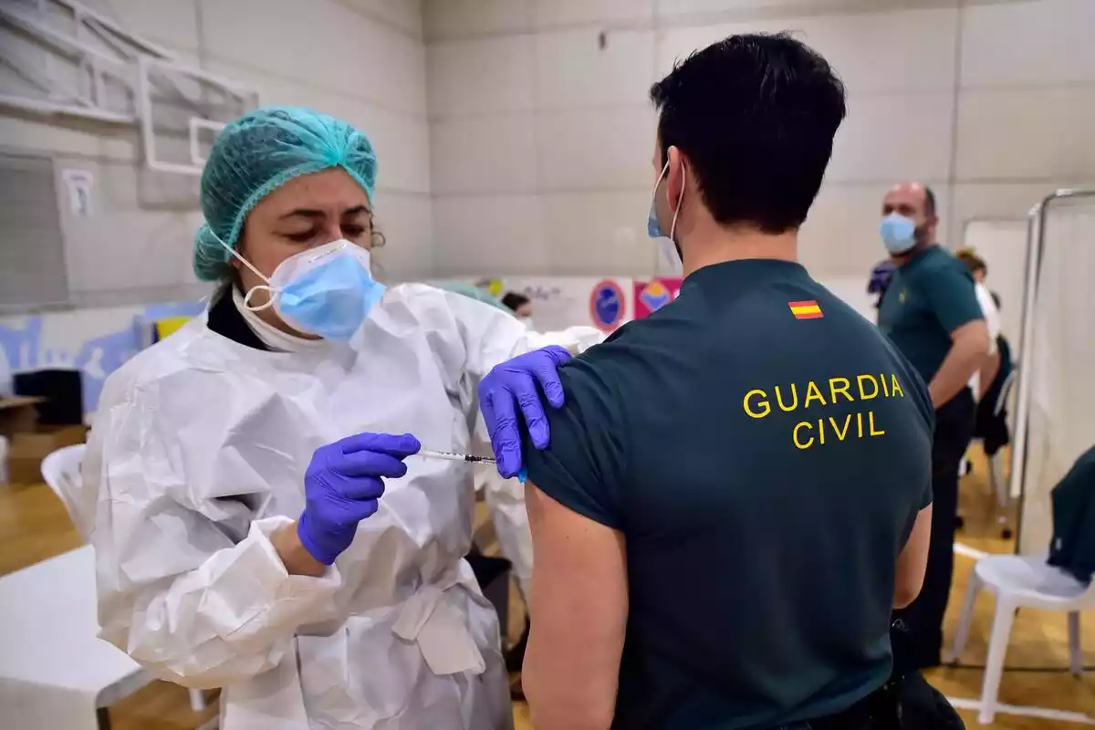 Un agente de la Guardia Civil siendo vacunado