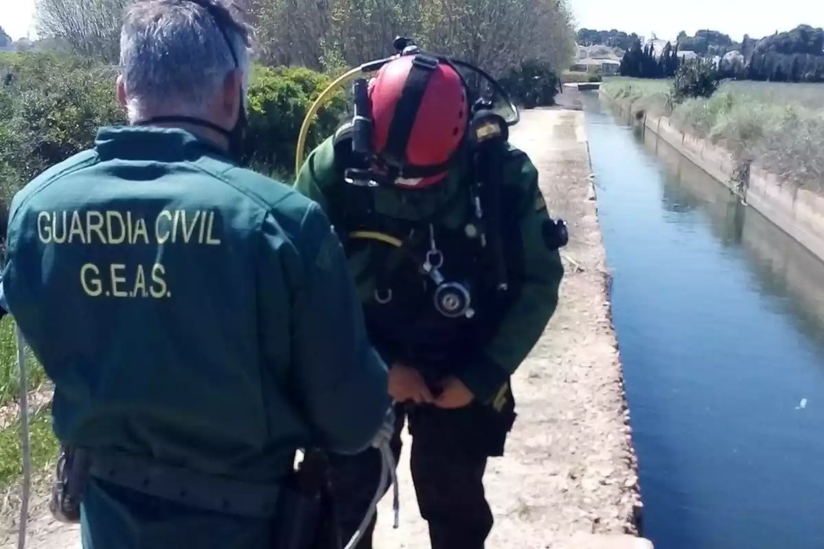 Agentes de la Guardia Civil en un canal de Massarrojos donde ha aparecido el cuerpo de la joven desaparecida