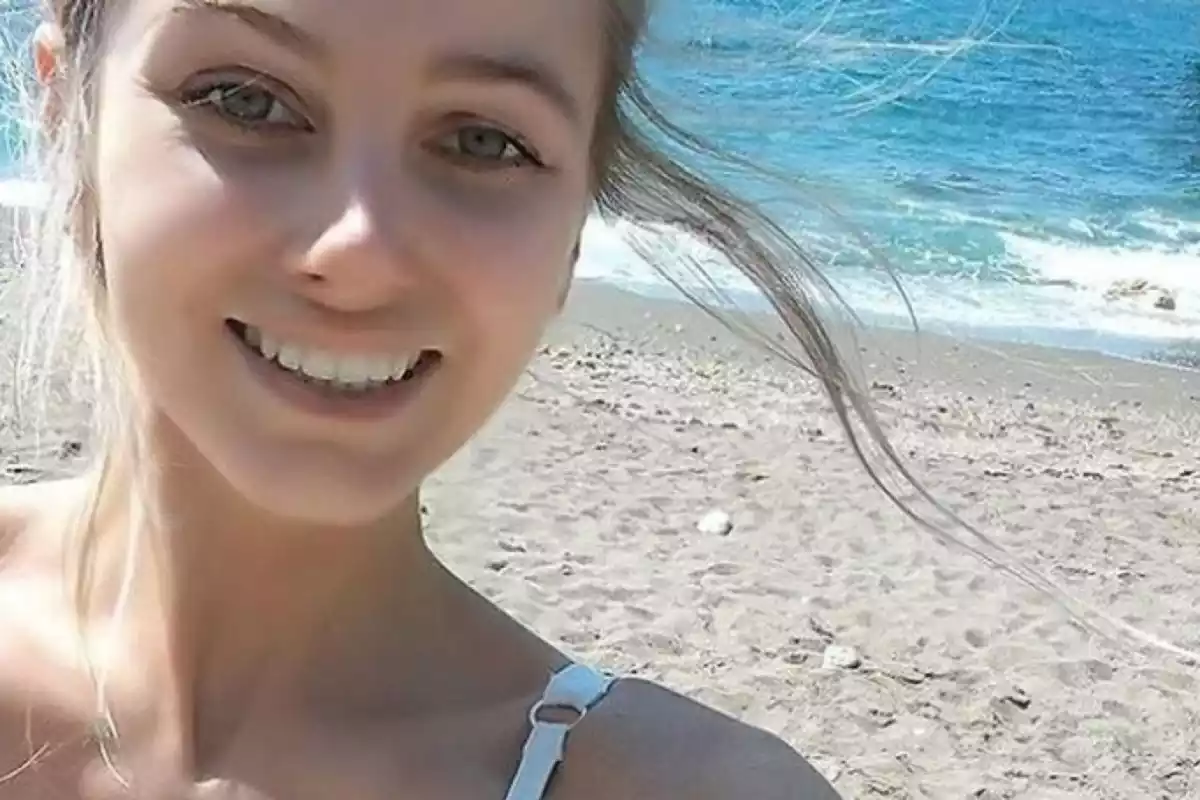 Amii Lowndes sonriendo en la playa