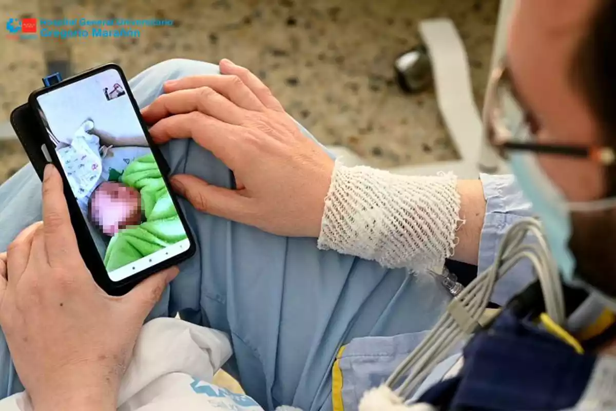 Antonio Salvador ve a su bebé recién nacido en una videollamada mientras se recupera de su trasplante de corazón