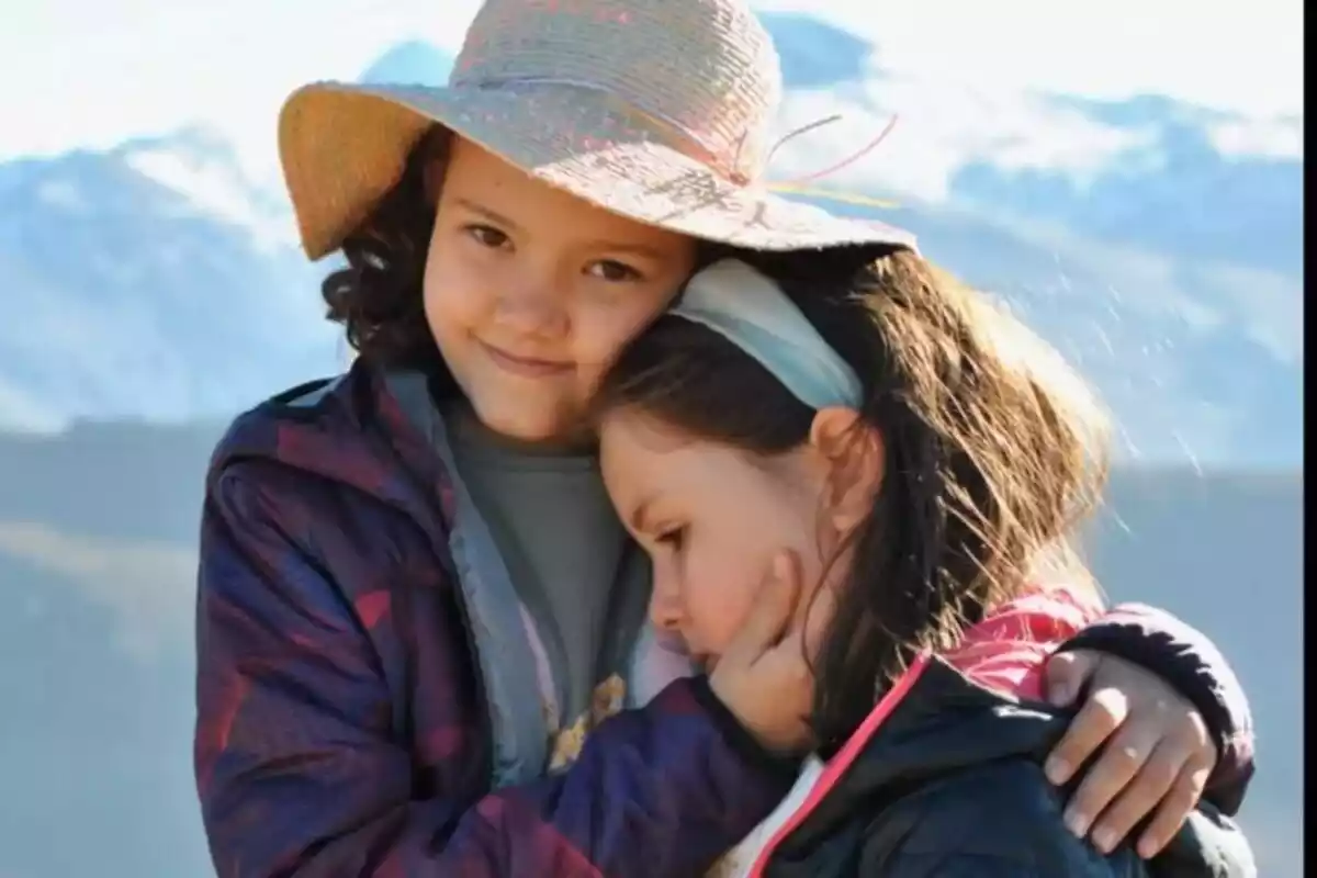 Celia, una niña de 9 años con un tumor, junto a su hermana Sofía