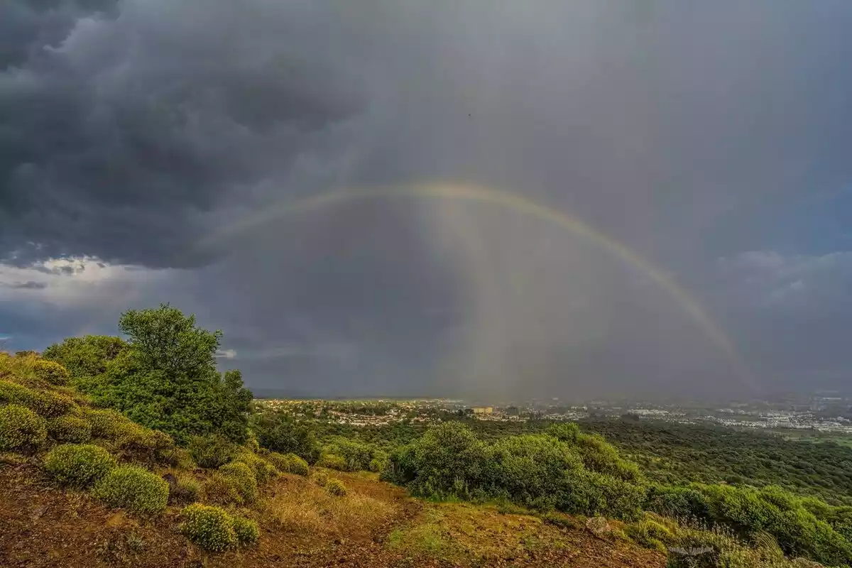 Imagen de un arcoriris tras un chubasco en Córdoba
