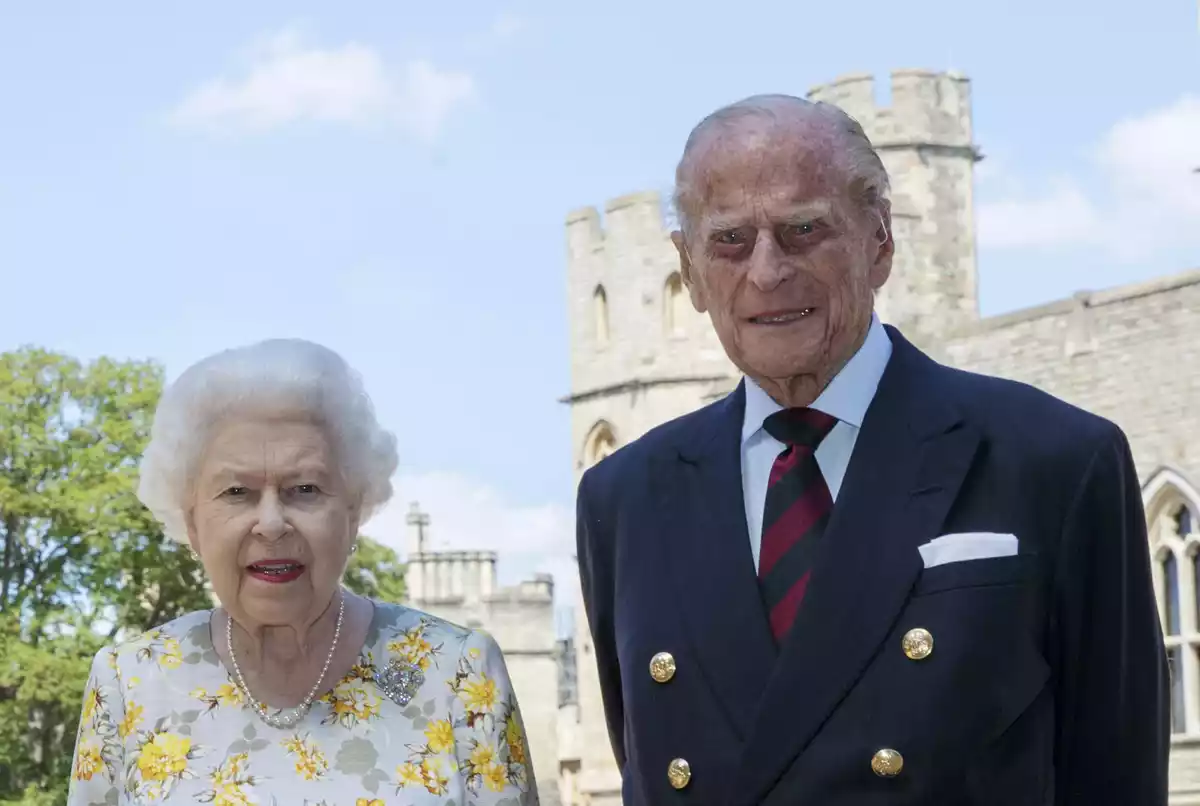 La reina Isabel II de Gran Bretaña y el príncipe Felipe, duque de Edimburgo, para una foto el 1 de junio de 2020 en Windsor, Inglaterra, antes de su 99 cumpleaños el miércoles