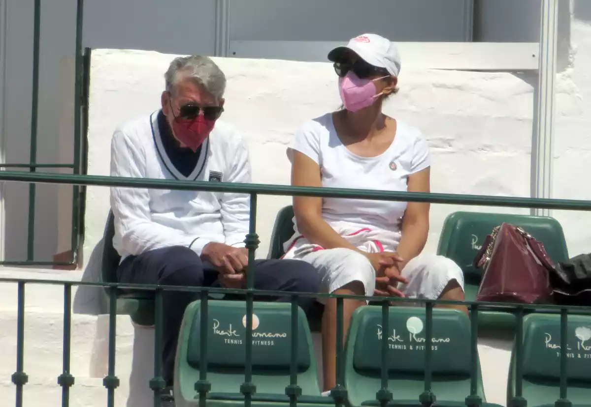 Manolo Santana y su mujer Claudia Rodríguez en las gradas de un partido de tennis