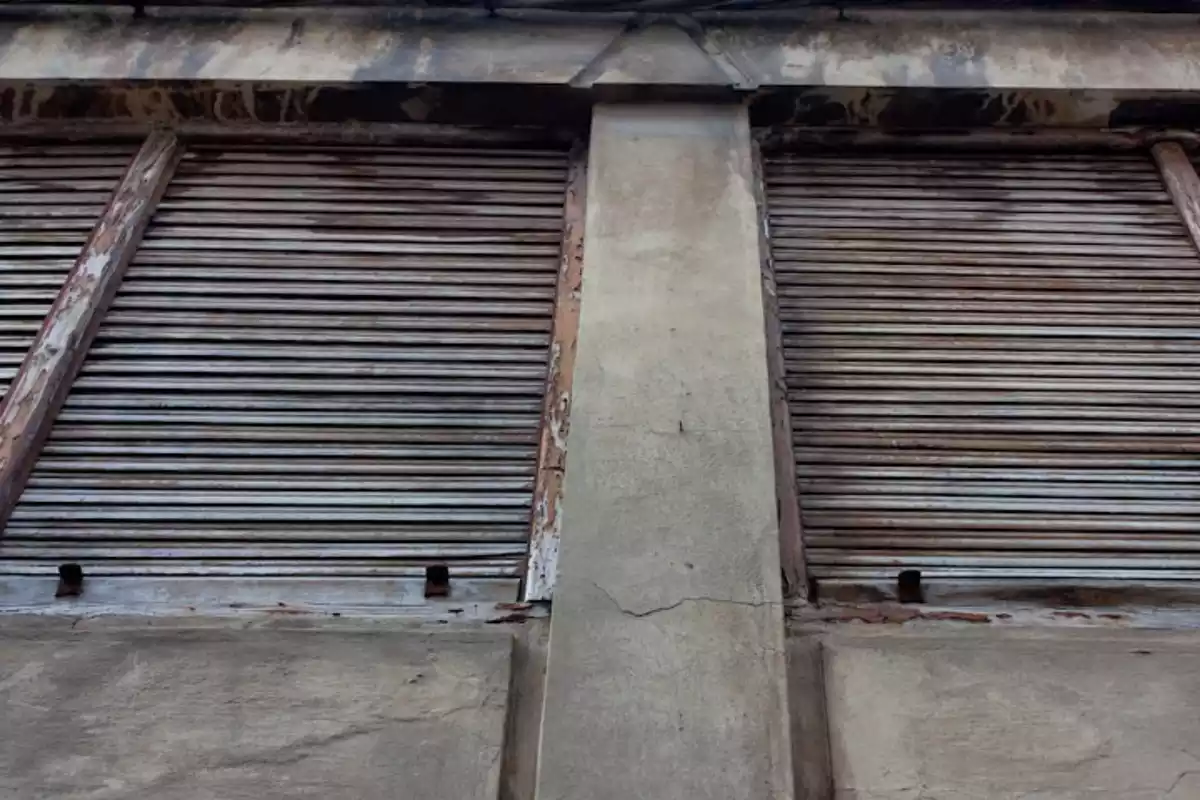 Persianas cerradas en la fachada de un edificio