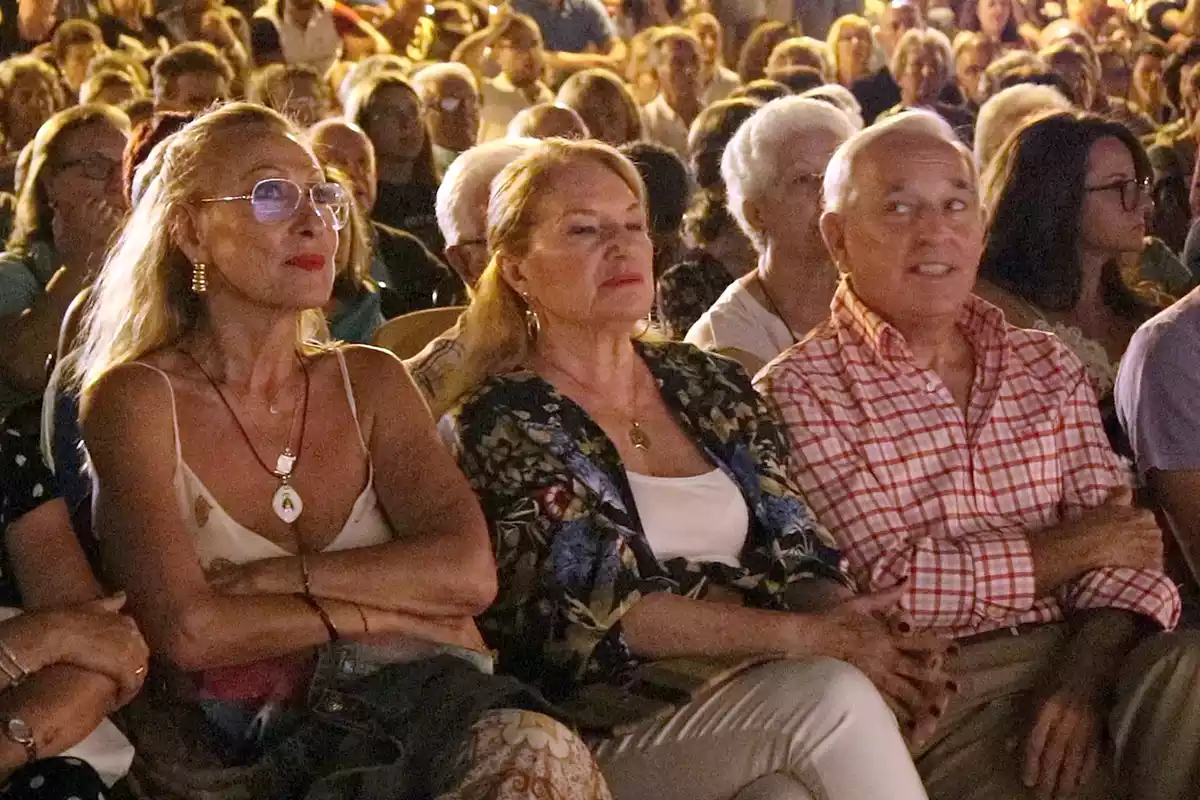 Rosa Benito, Gloria Mohedano y José Antonio Rodríguez en la 10ª edición de la Semana Cultural Rocío Jurado en Chipiona, el 28 de agosto del 2019