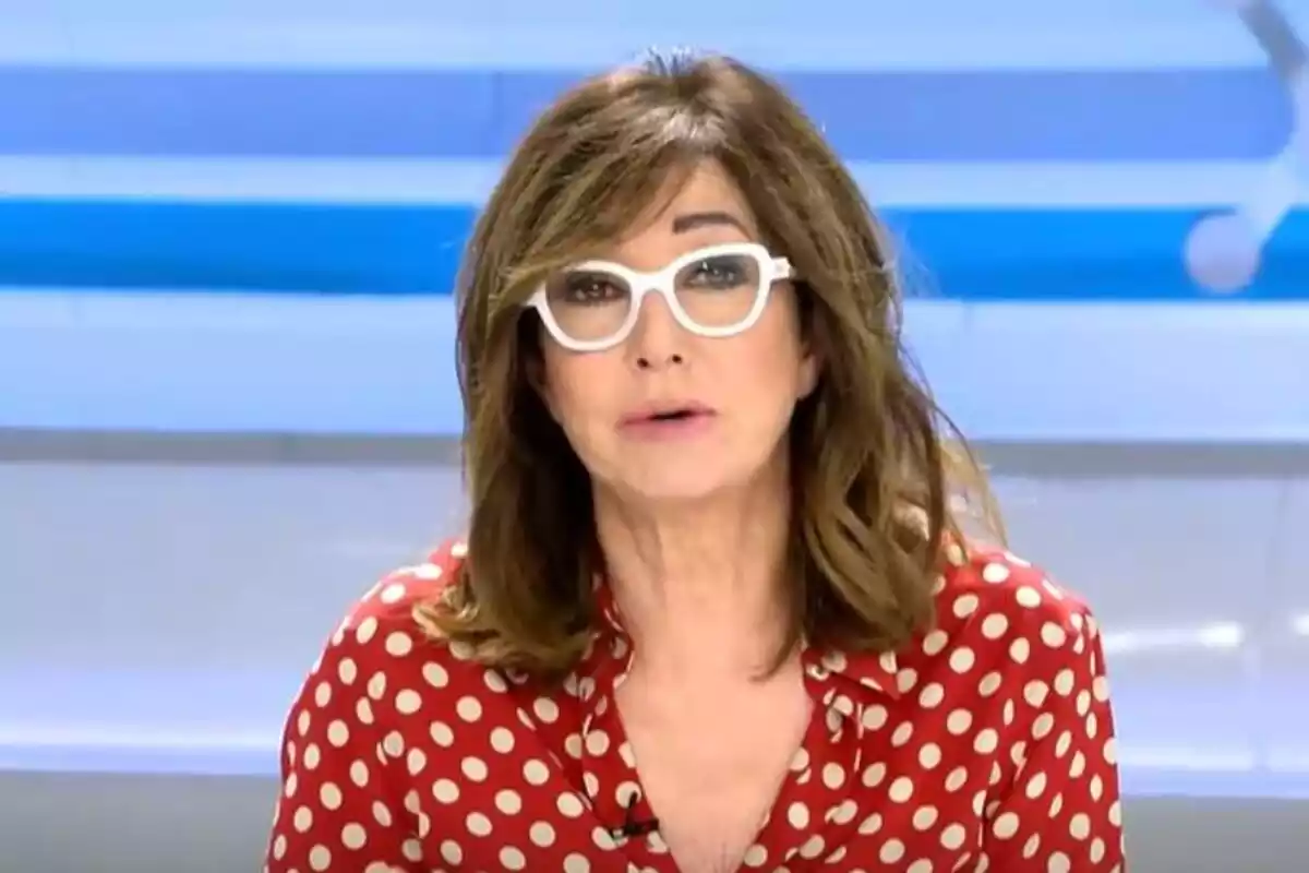 Ana Rosa Quintana en su programa de Telecinco, con camisa de lunares y gafas blancas