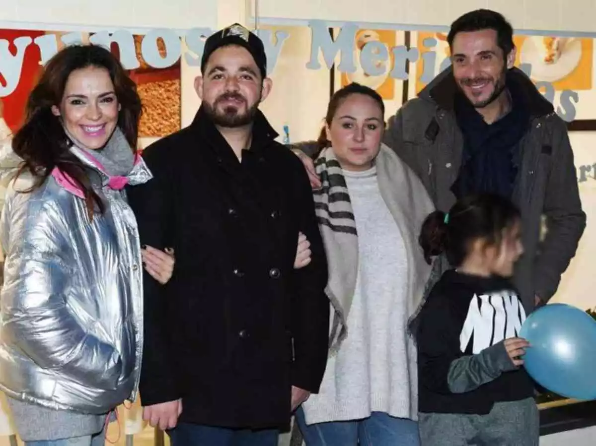 Antonio David Flores con Olga Moreno y sus tres hijos
