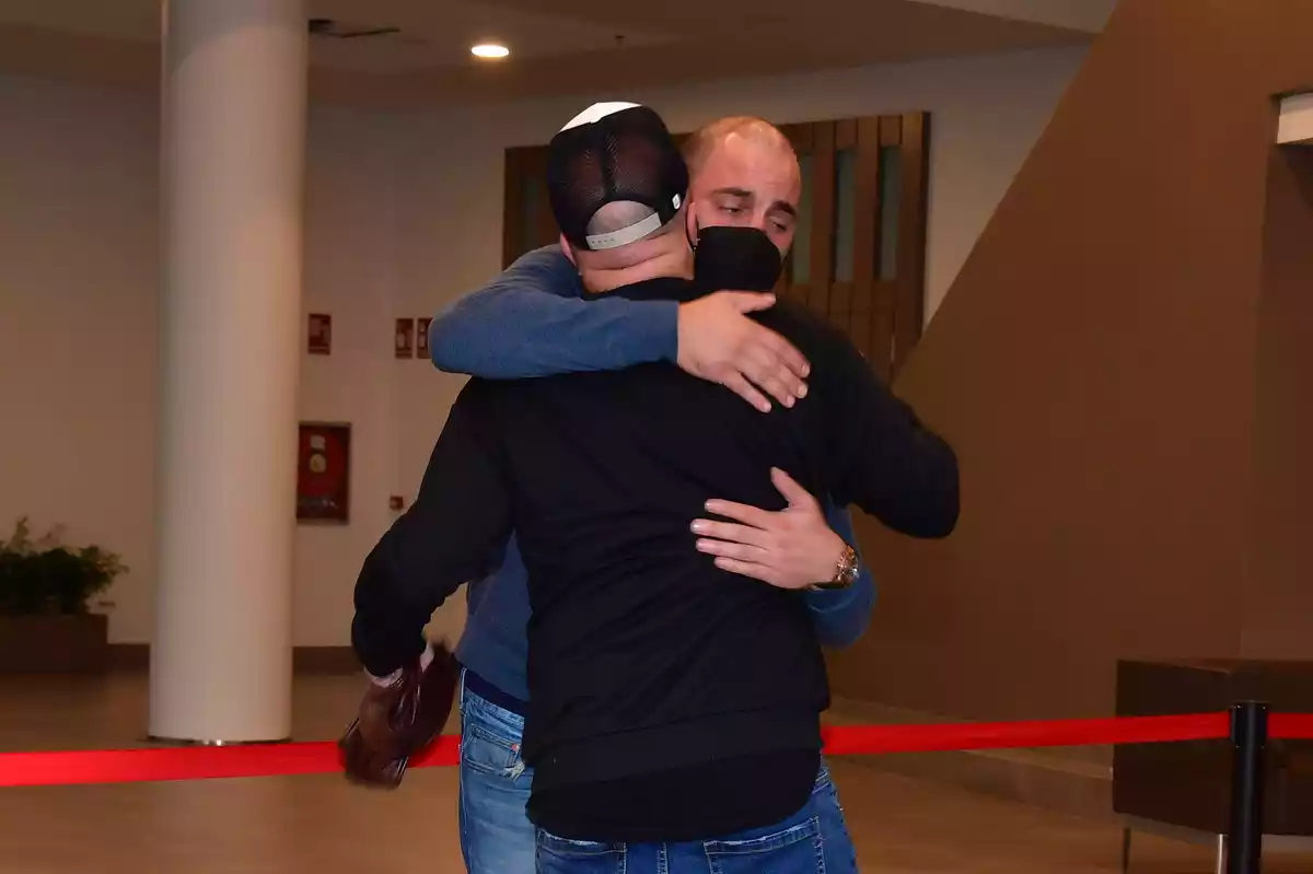 Antonio Tejado llorando abrazado con Kiko Rivera en el funeral de su padre