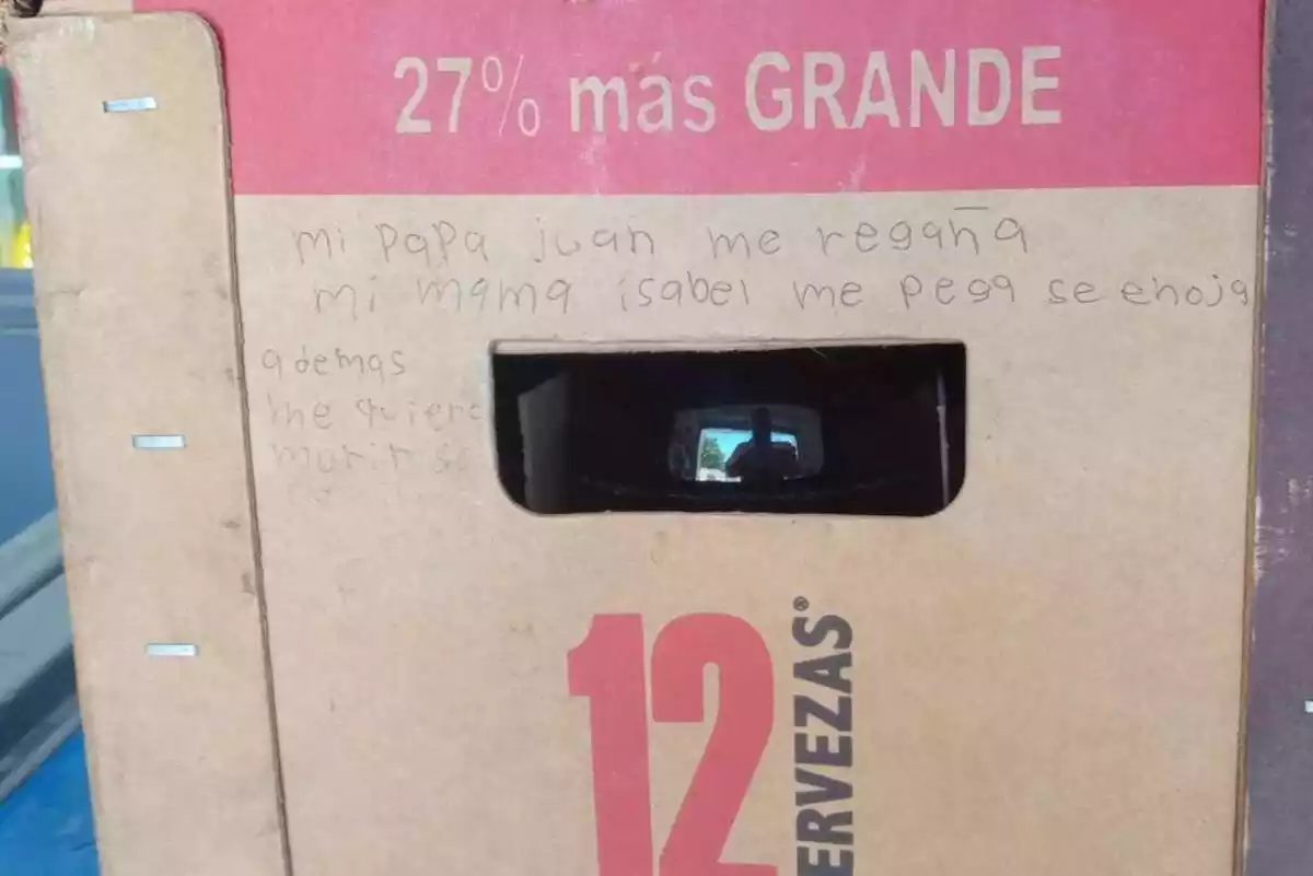 Caja donde se refugia Camila, una niña maltratada