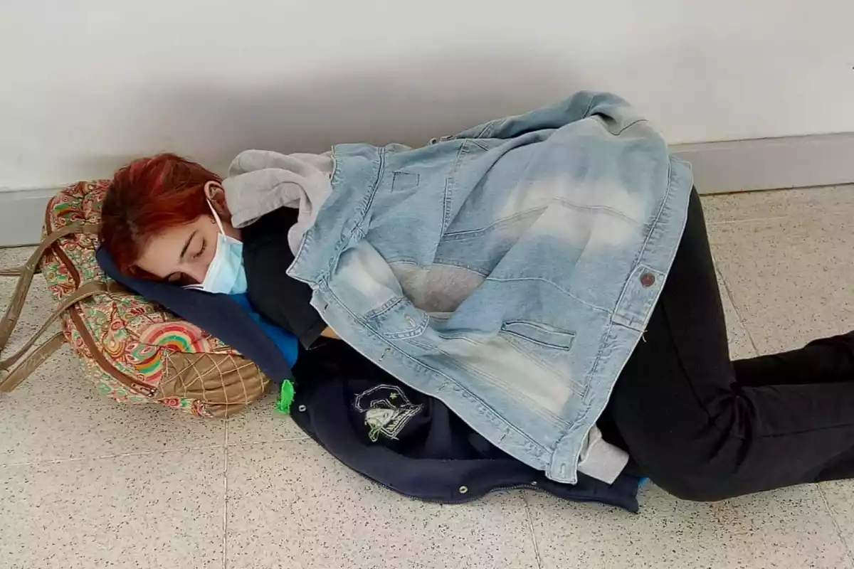 Lara estirada en el suelo del hospital con la mascarilla