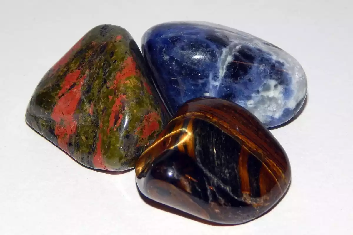 Ejemplos de piedras Ojo de Tigre de diversos colores