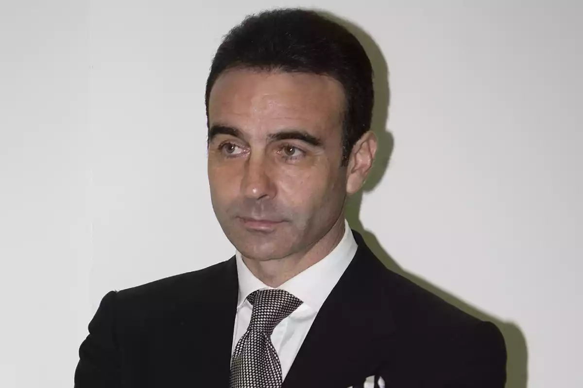 Enrique Ponce con traje y corbata