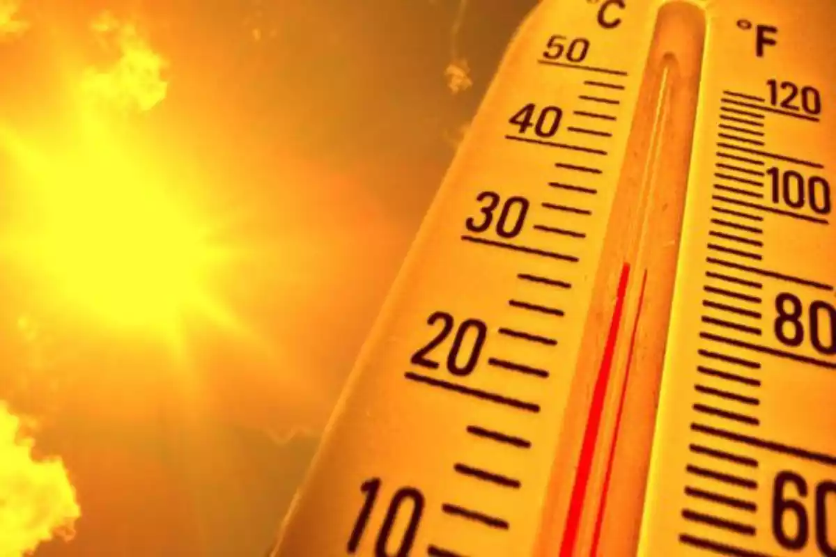 Imagen de un termómetro con un ambiente de pleno verano