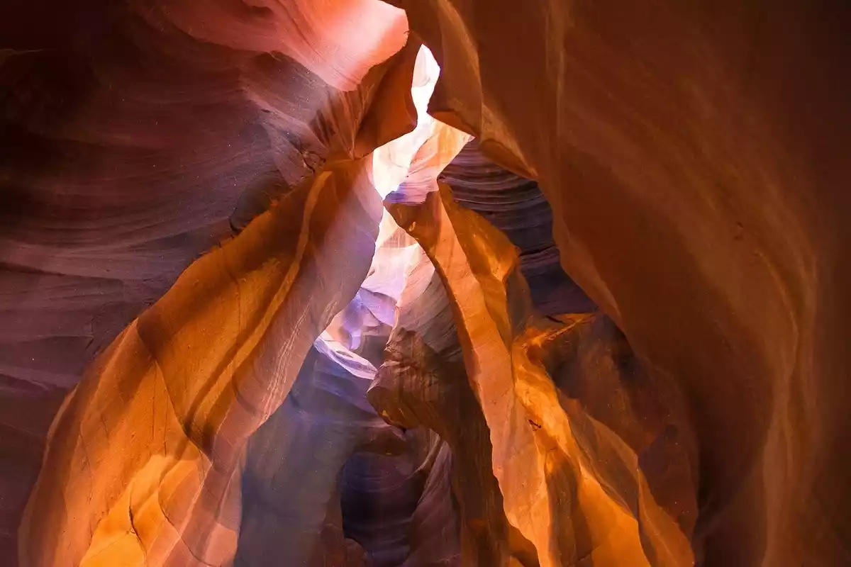 Interior de un cañón en una montaña con algo de luz entrando