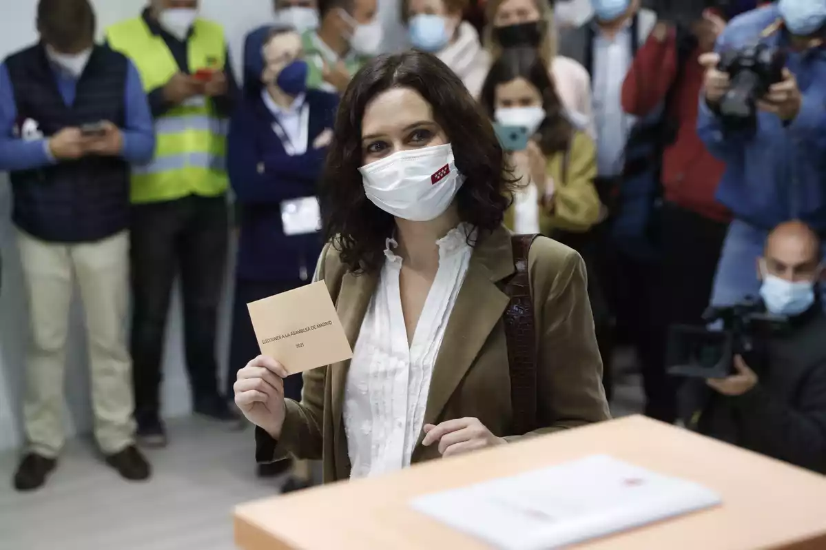 Isabel Díaz Ayuso con el sobre de las elecciones a Madrid