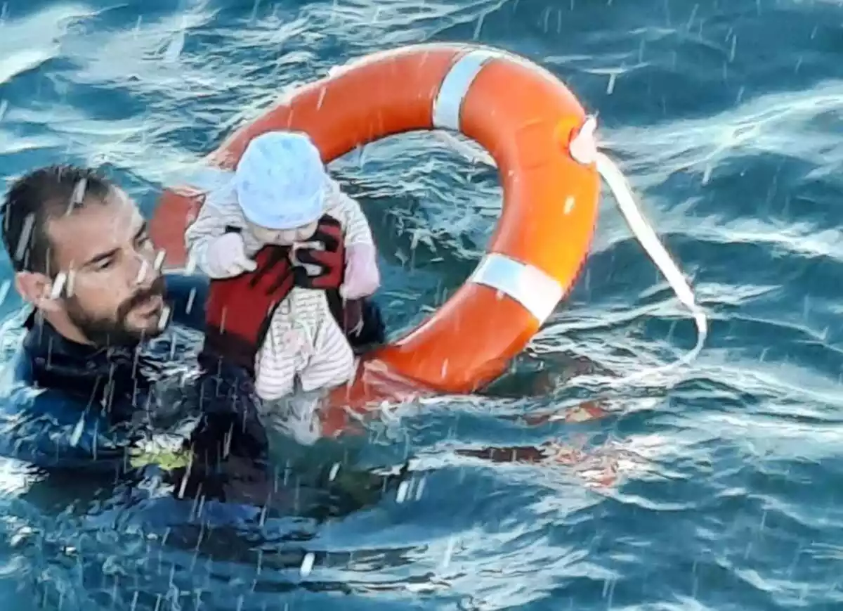 Juan Francisco, guardia civil rescatando a un bebé en el mar en Ceuta