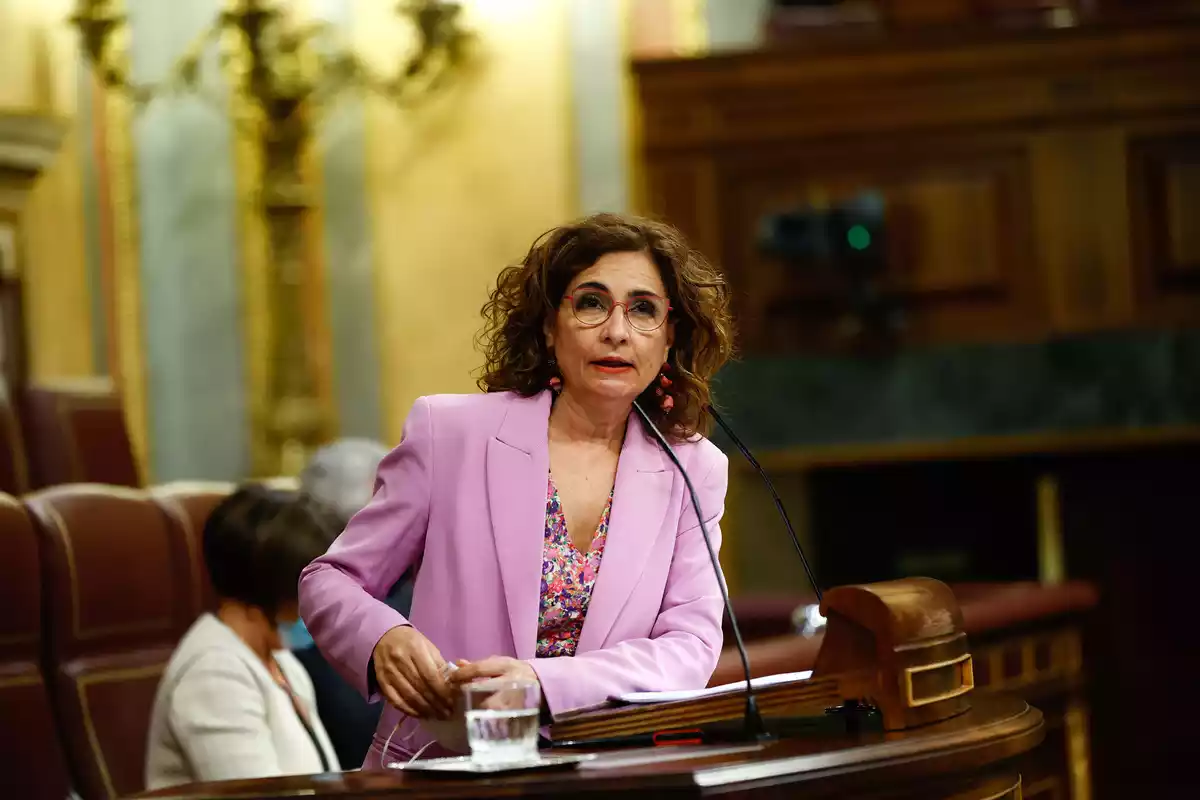 La ministra de Hacienda, María Jesús Montero en el palco del Congreso