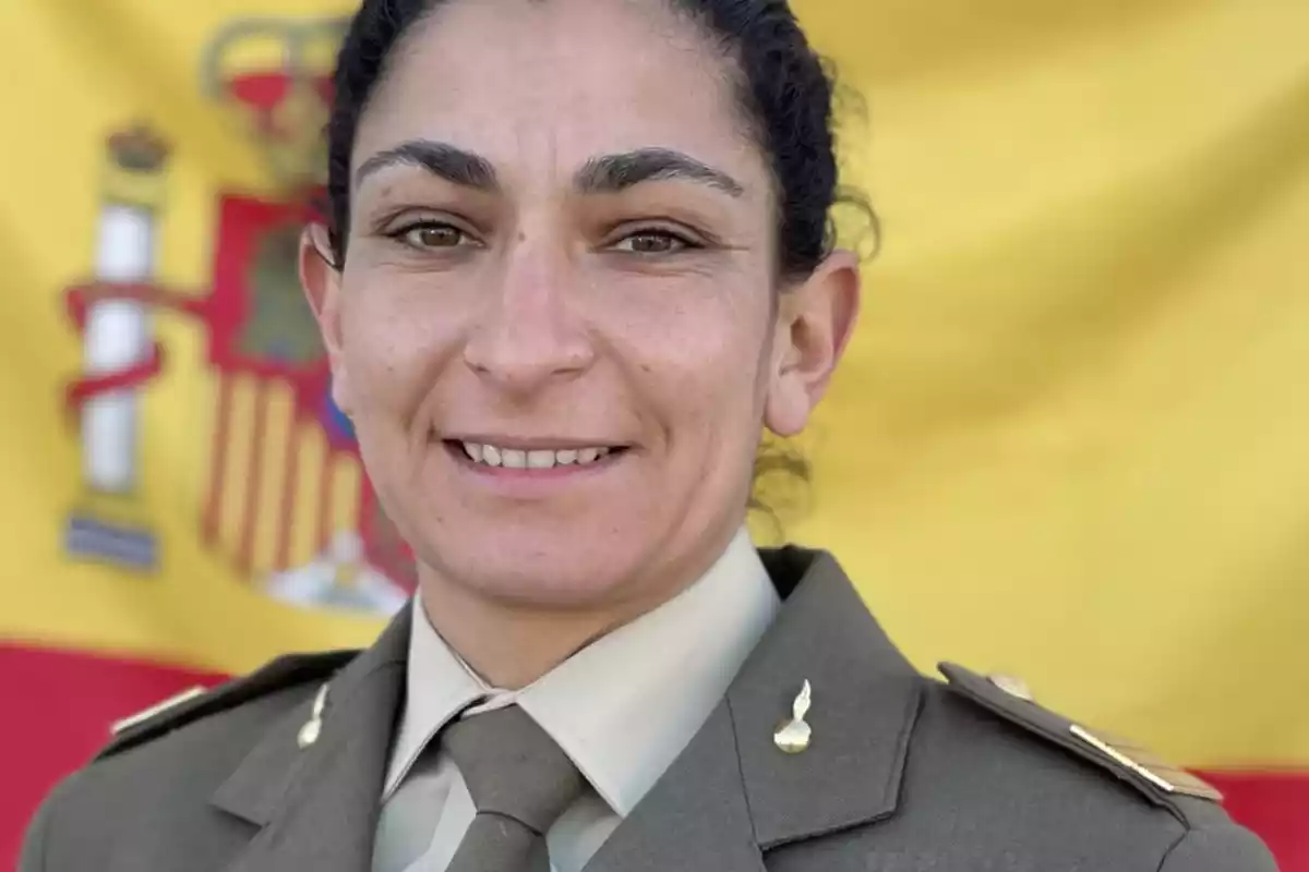 La sargento del Ejército fallecida en unas maniobras con la bandera de España detrás