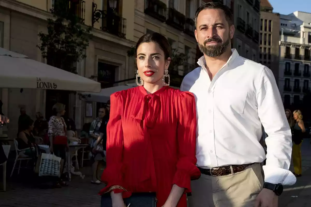 Lidia Bedman y su marido, Santiago Abascal, en medio de la calle