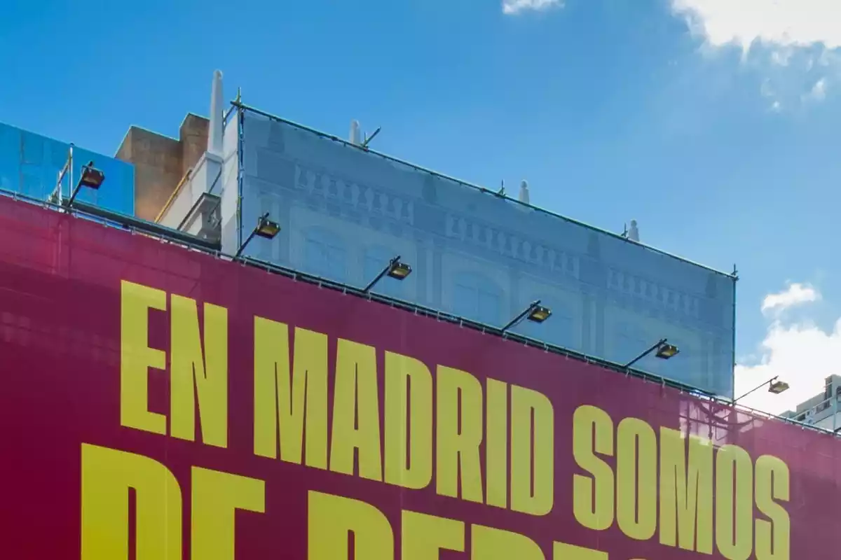 Parte de la pancarta de la Copa davis 2021 en la Gran Vía de Madrid