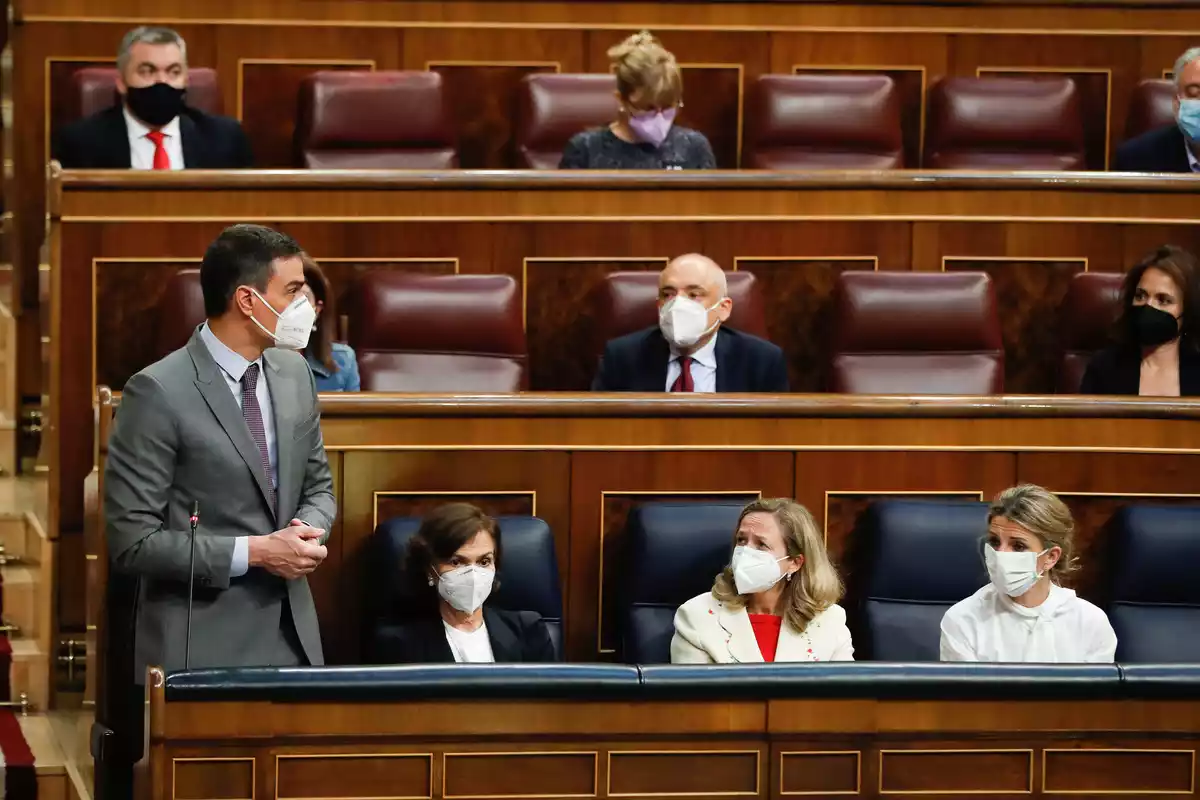 Pedro Sánchez, Carmen Calvo, Nadia Calviño y Yolanda Díaz en el Congreso de los Diputados el 14 de abril del 2021