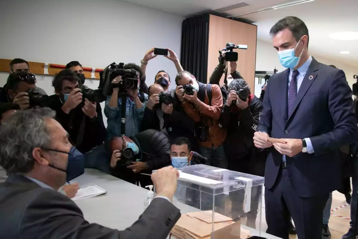 Pedro Sánchez vota en las elecciones de la Comunidad de Madrid (04/05/2021).