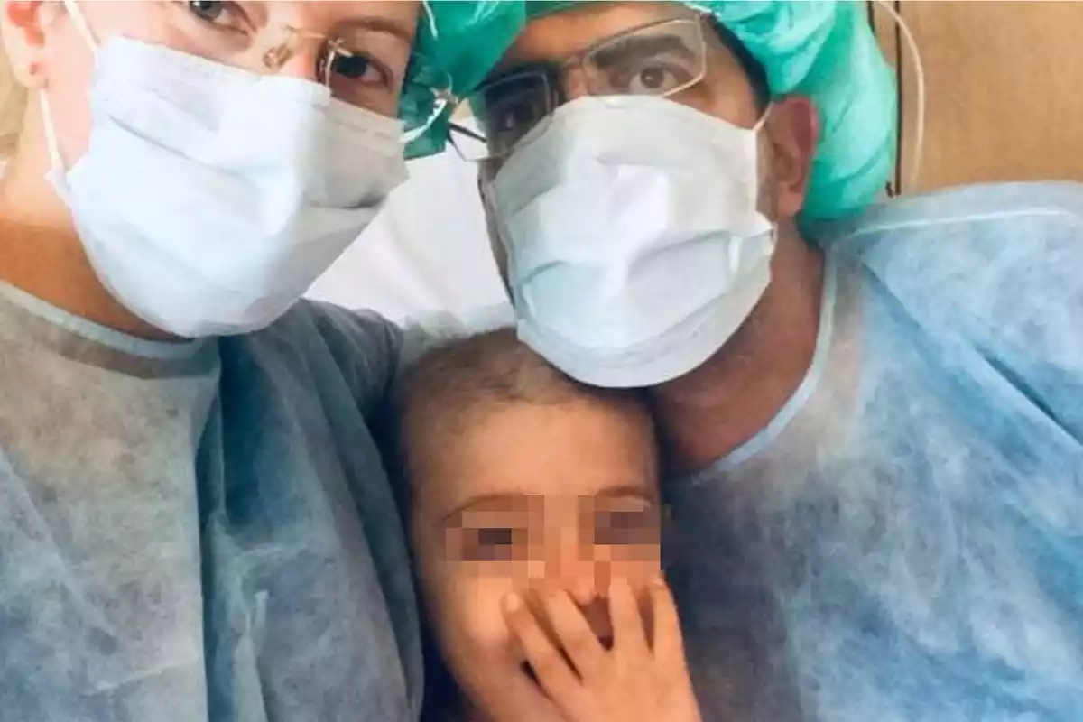 Tomás Vilaça junto a sus padres en el hospital