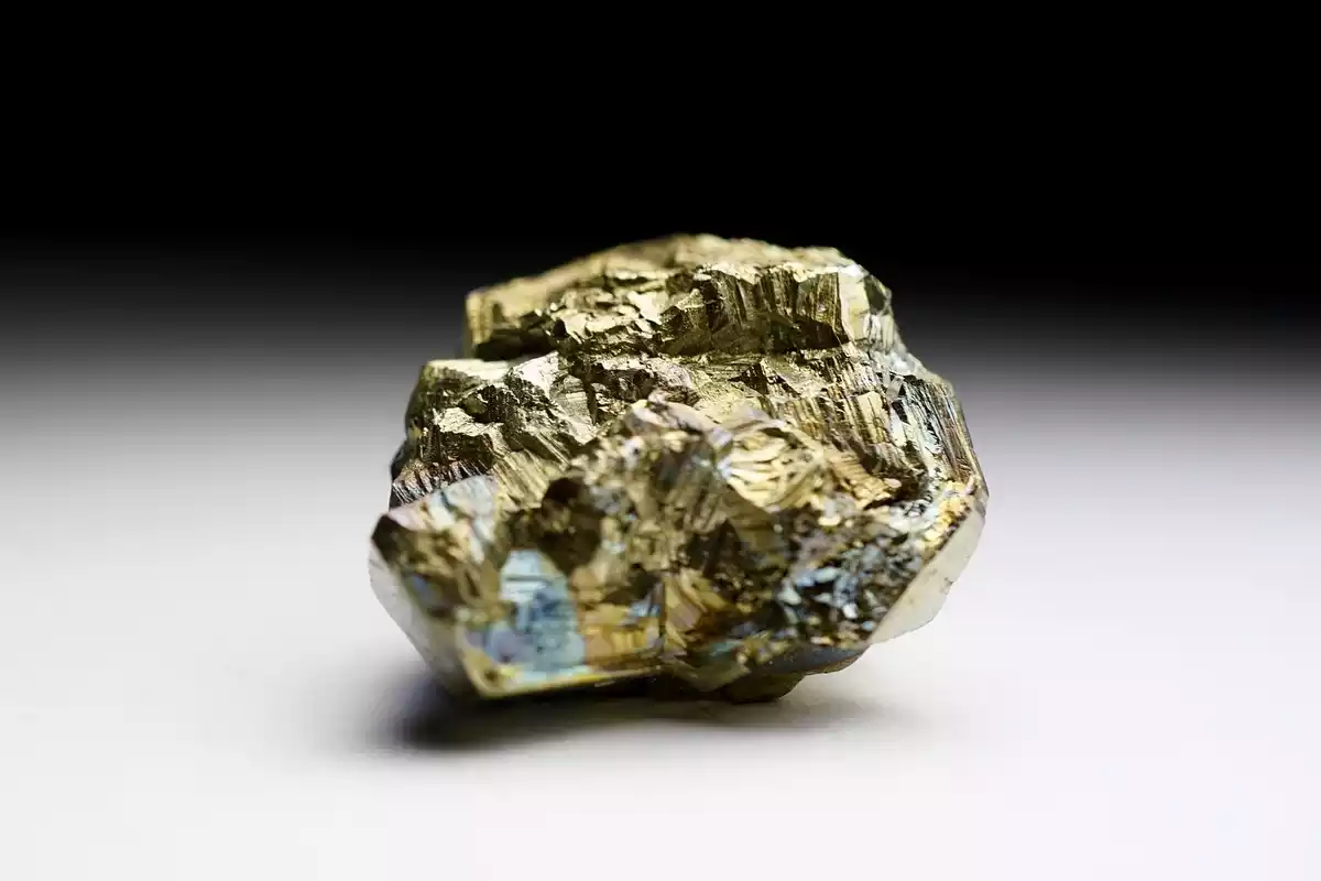Un trozo de mineral de Pirita sobre un fondo blanco