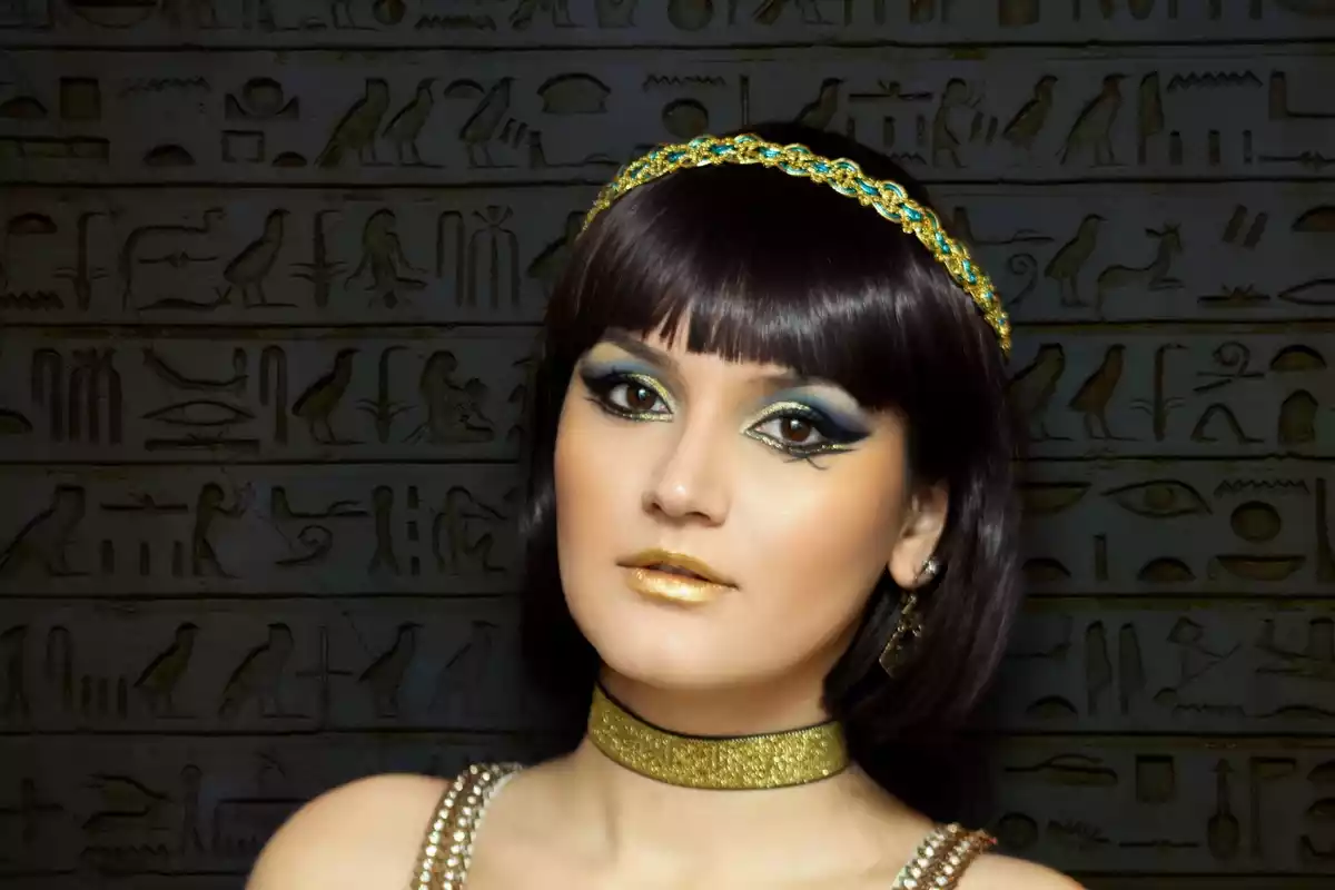 Una chica vestida con ropa tradicional del Antiguo Egipto