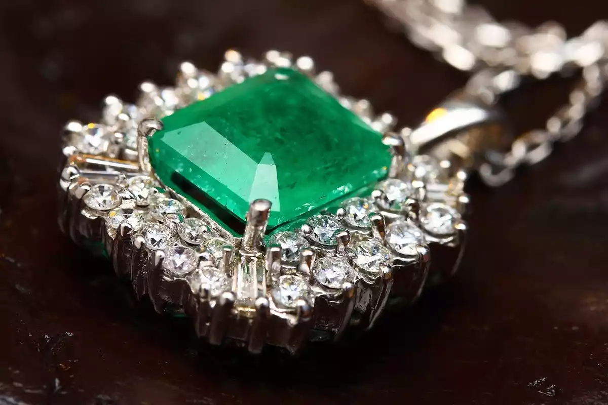 Una esmeralda de color verde en un colgante de oro y diamantes