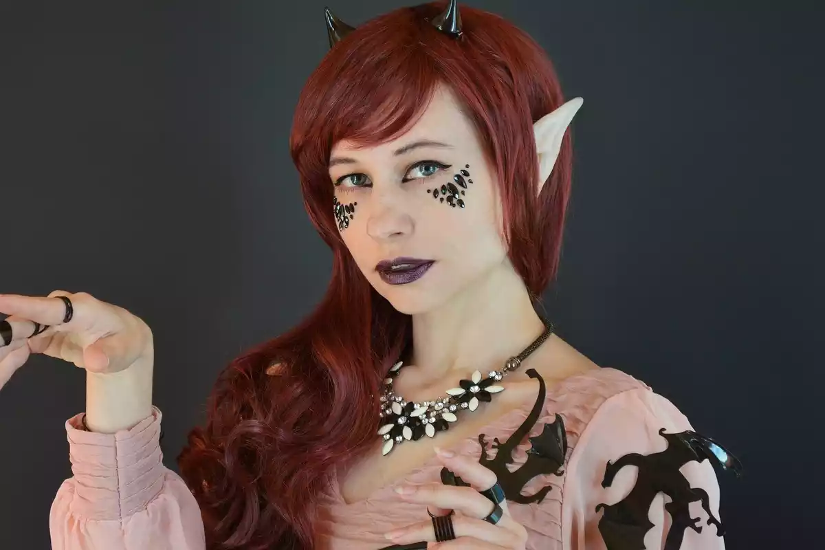 Una mujer vestida como elfa con pelo de color rojizo y orejas de punta