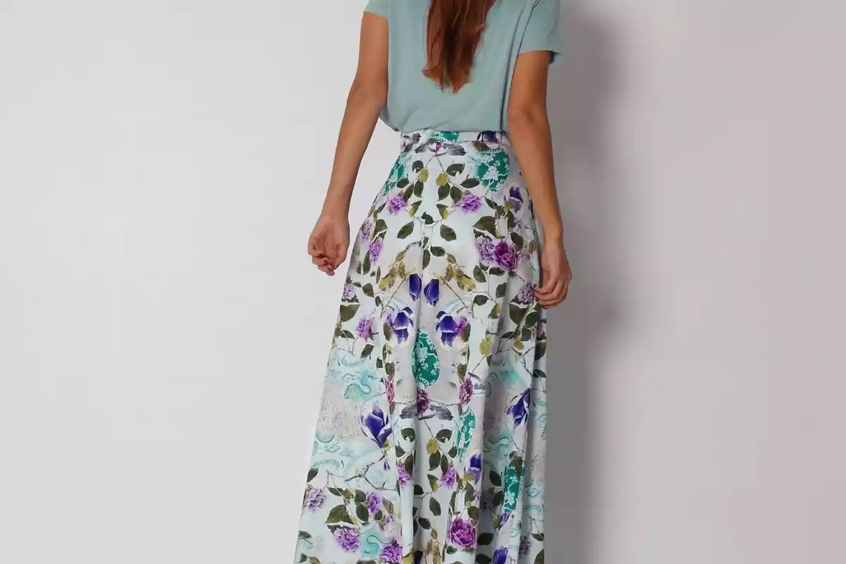 Una mujer vistiendo una falda midi con estampado floral
