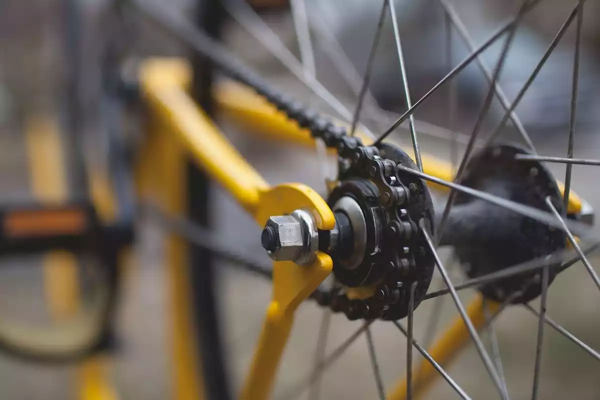 Una rueda de bicicleta de color amarillo