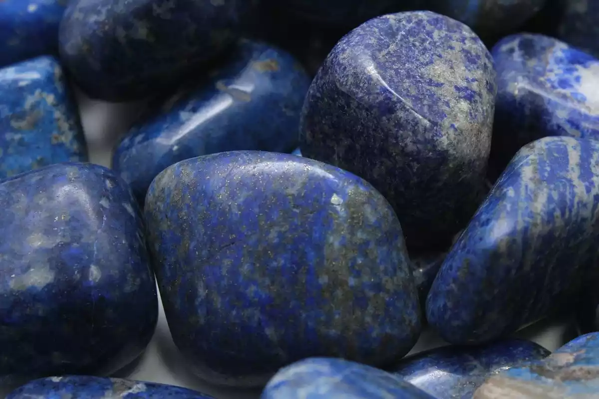 Varias piedras lapislázuli reunidas con su característico color azuláceo