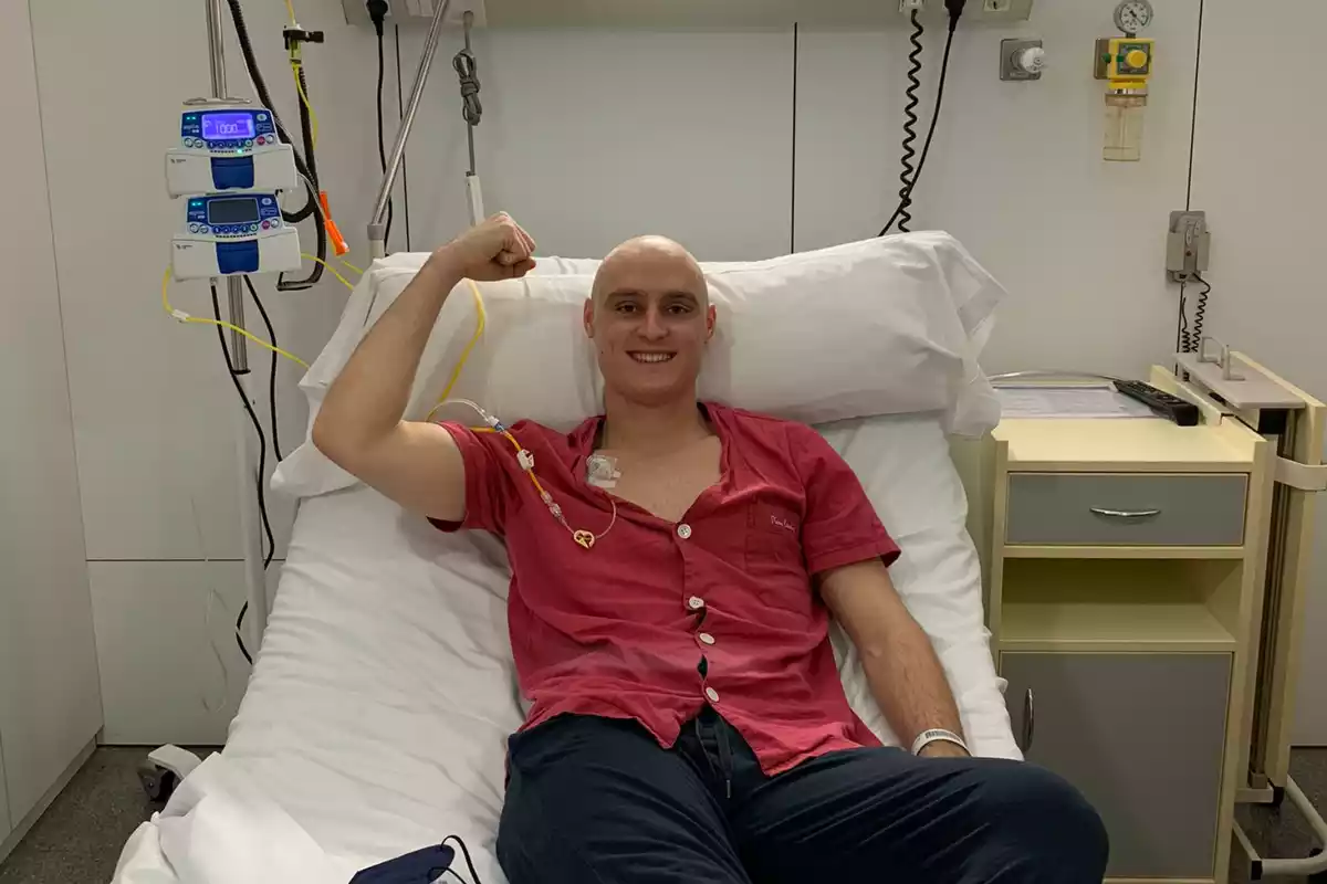 Daniel Lasure en la cama del hospital tras recibir la última sesión de quimioterapia