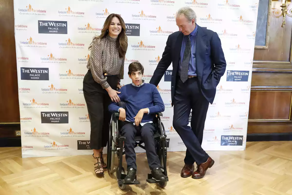 Imagen de Bertín Osborne y Fabiola con su hijo Kike en sillas de ruedas.