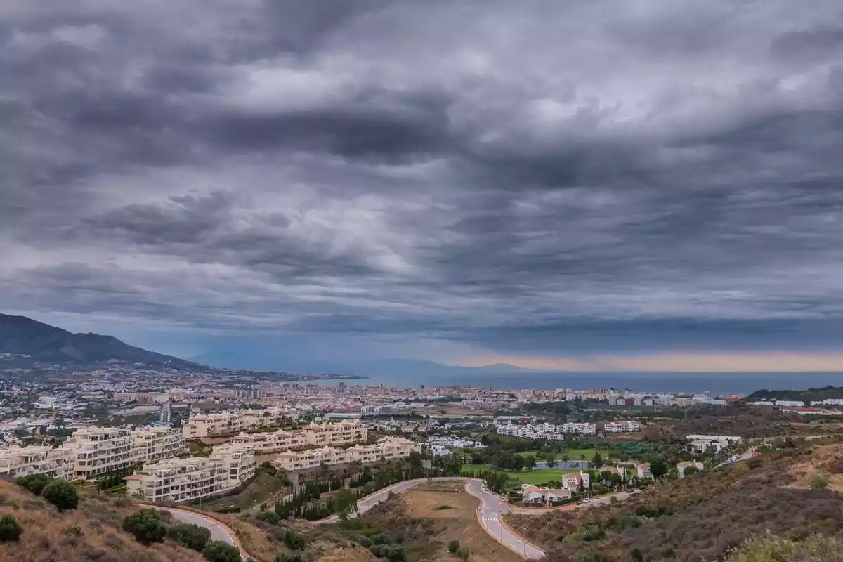 Imagen de un cielo tormentoso sobre Fuengirola y Mijas, Málaga