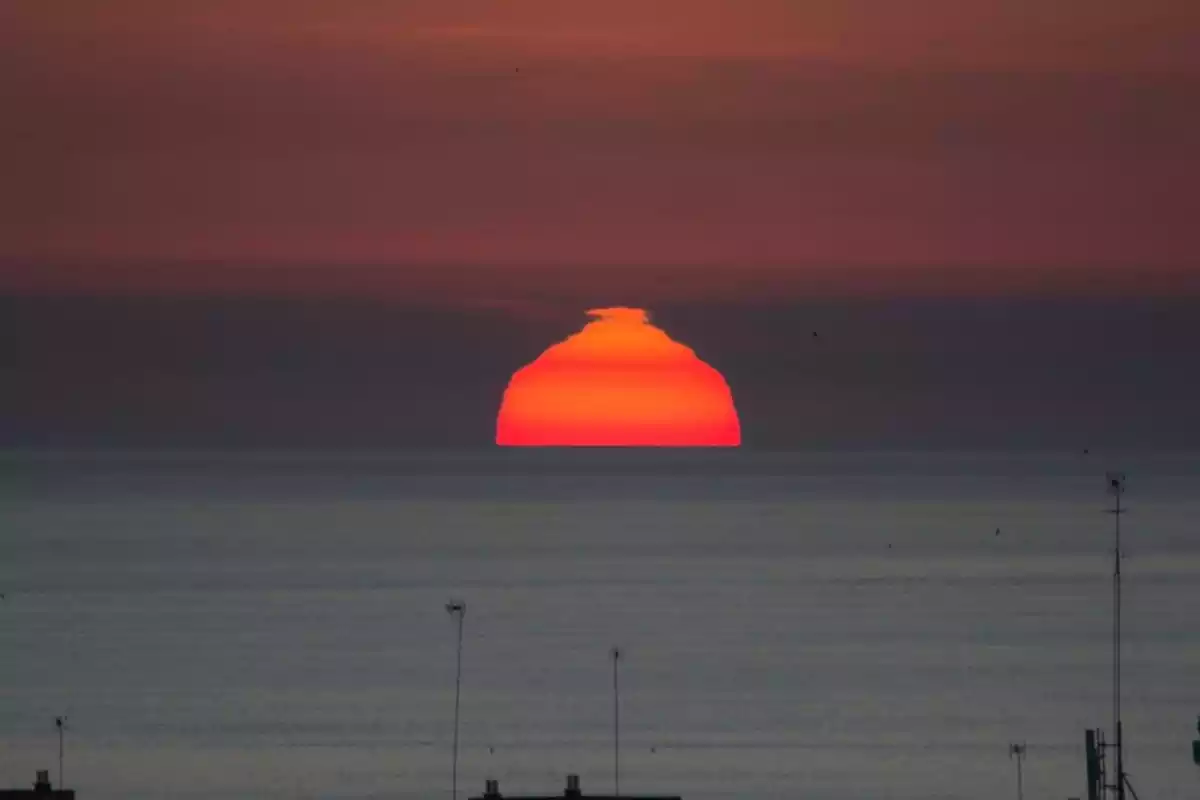 Imagen de una salida de sol en Valencia