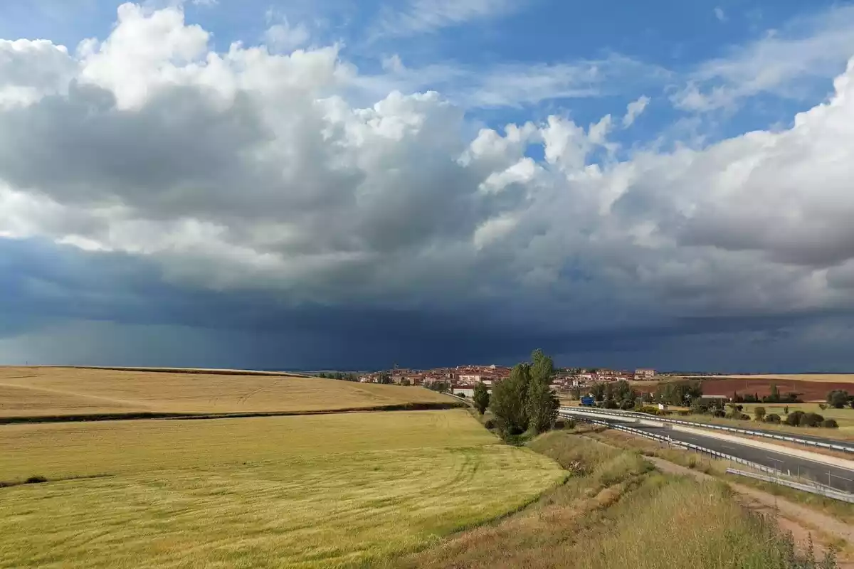Imagen de una tarde tarde con nubarrones y tormentas intensas en España
