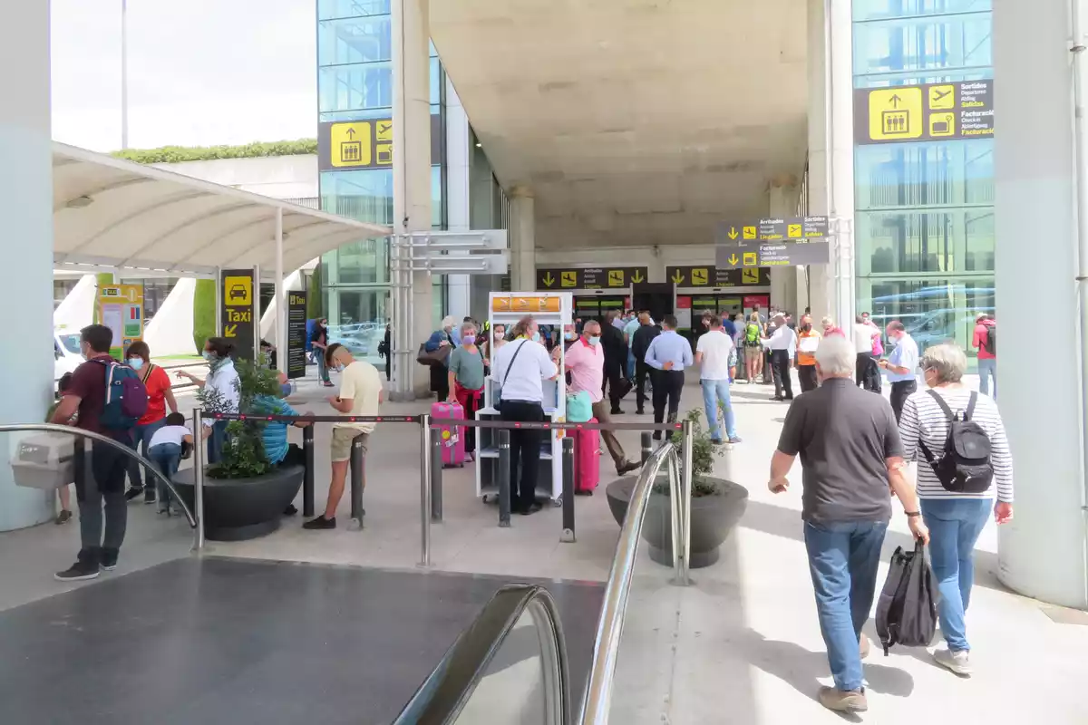 Imagen de varias personas en el Aeropuerto de Palma en 2021