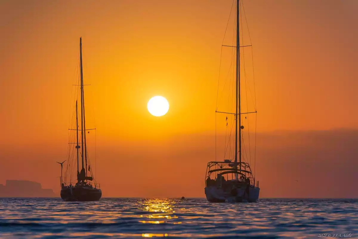 Imagen del amanecer con bruma en las costas de Fuengirola y Mijas
