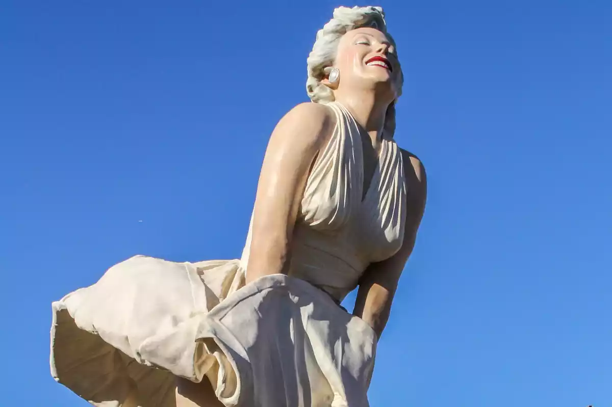 La estatua de 8 metros de Marilyn Monroe que genera todo tipo de polémicas en Palm Springs, en California