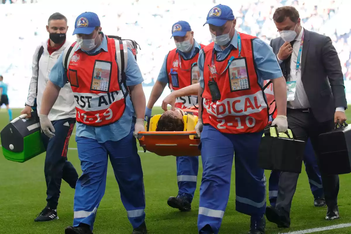 Los servicios médicos asisten a Mario Fernandes tras una caída en el partido entre Finlandia y Rusia de la Eurocopa 2021