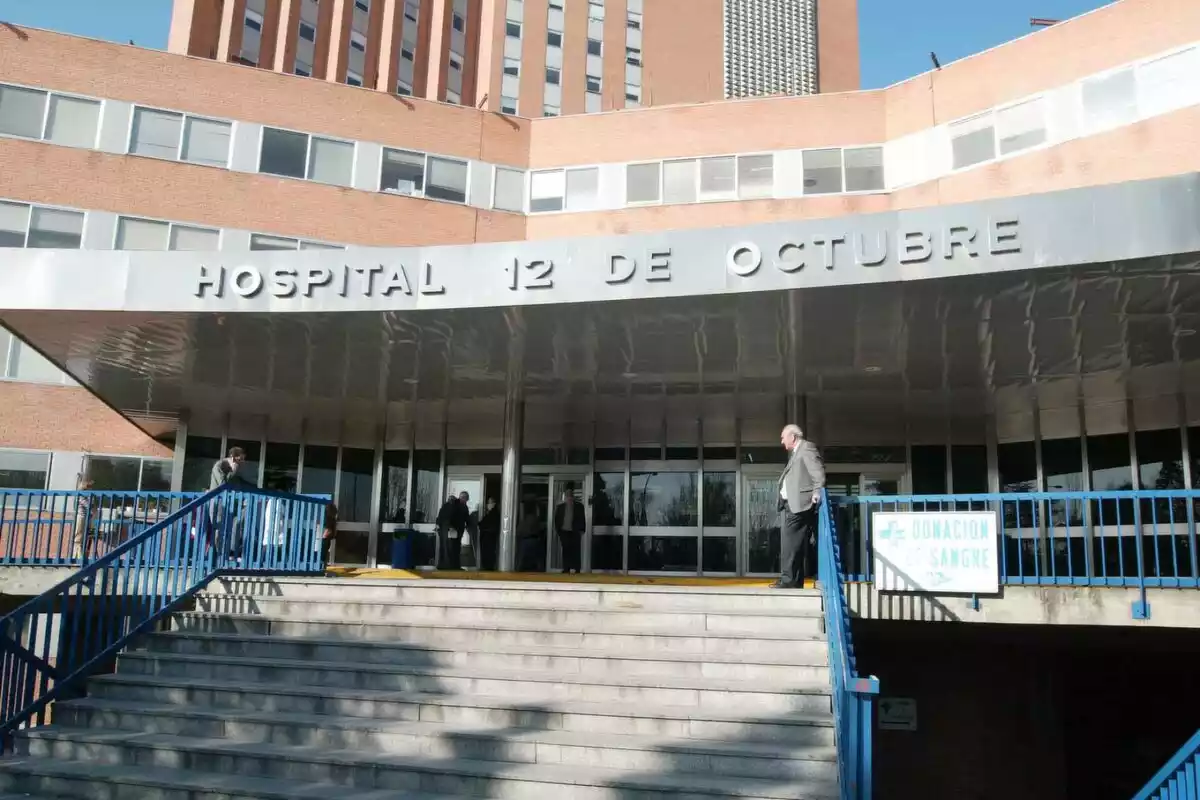 Plano general de la entrada principal del Hospital 12 de Octubre, en Madrid