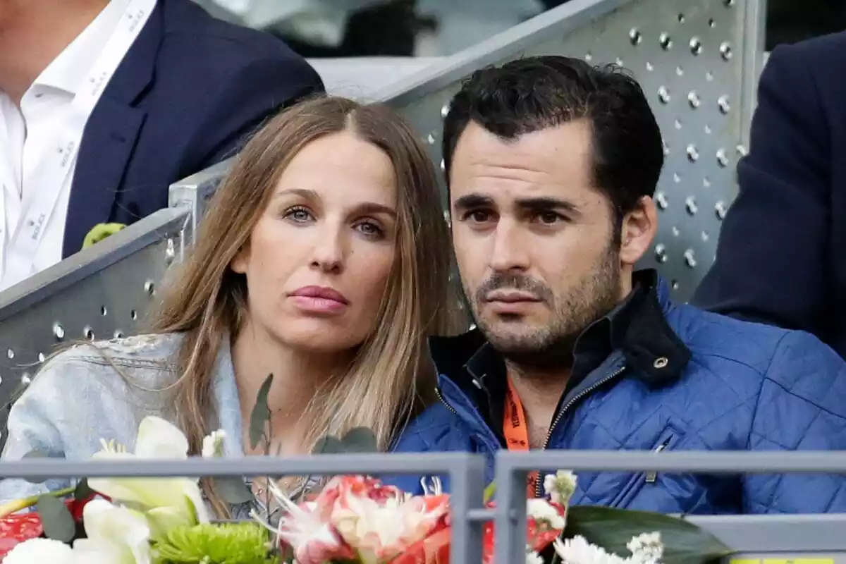 Primer plano de la actriz Carola Baleztena y el empresario Emiliano Suárez en un evento de Tennis
