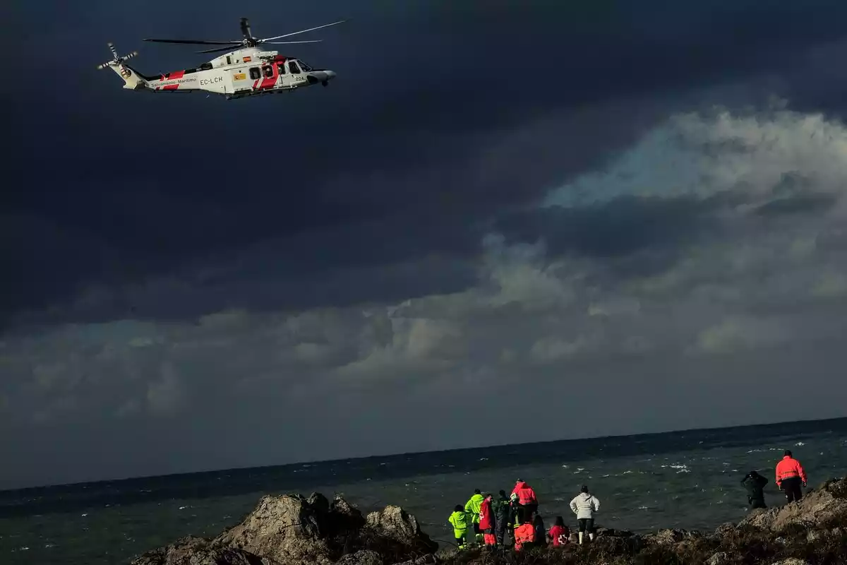 Equipos de búsqueda y rescate registran la línea costera en busca de un hombre reportado como desaparecido el sábado mientras pescaba en el mar en Islares
