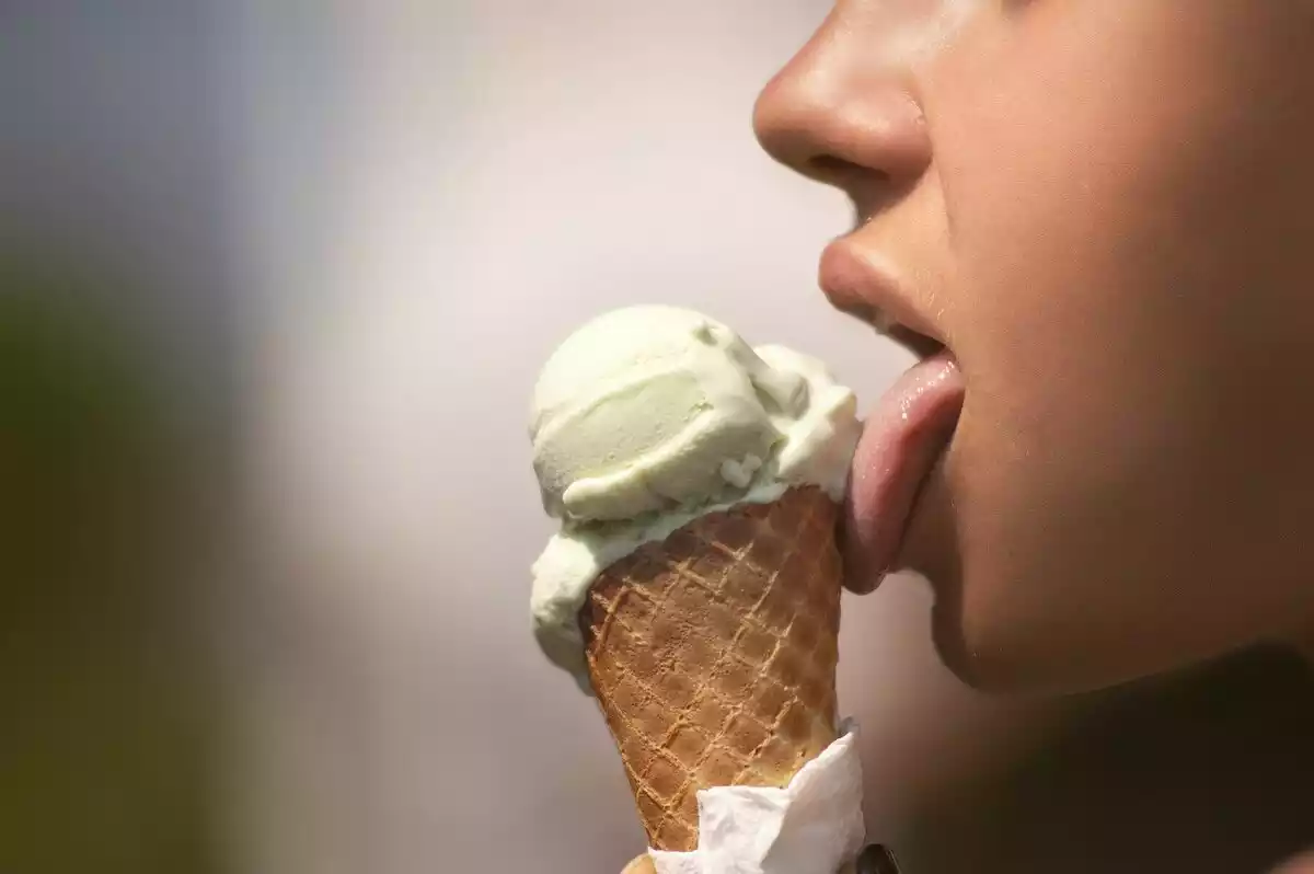 Imagen de una mujer comiendo un helado
